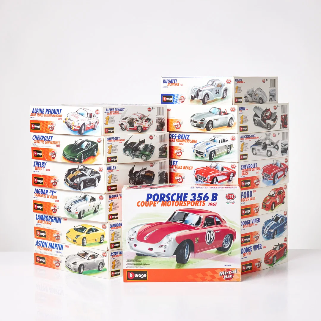 MODELLBILAR, 14 st., Burago Metal Kit, skala 1/18 samt 1/24, i kartonger. — Model cars — Stockholms Auktionsverk Sickla