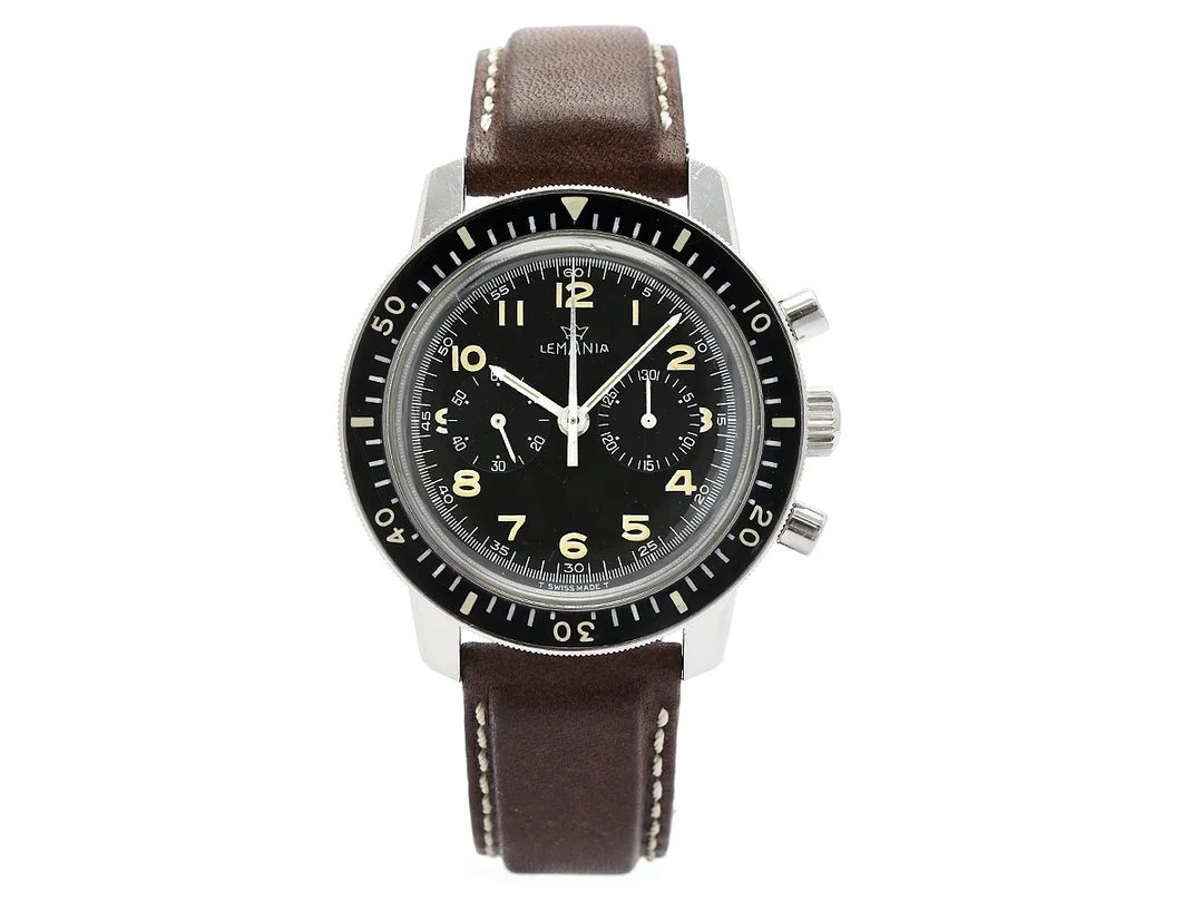 LEMANIA, s.k. "Viggen", kronograf, herrur, 42 mm, Cal 1872, Serie nr. 3056428, Boett nr. 817, stål, manuell, plexiglas, gravyr ("Tre kronor" M 3440 051010 / 291), läderband, ca 1970. — Klockor/Lemania — Kaplans