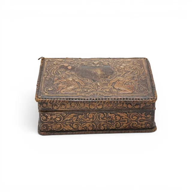 Neo-Renaissance cigar box in embossed leather and wooden core, 20th Century.