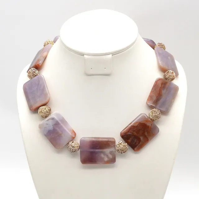 DESIGNERCOLLIER AUS ACHAT, RECHTECKIGE PERLEN, VERSILBERTE DRAHTKUGEL-PERLEN, 20. JAHRHUNDERT, CA. 52 CM.