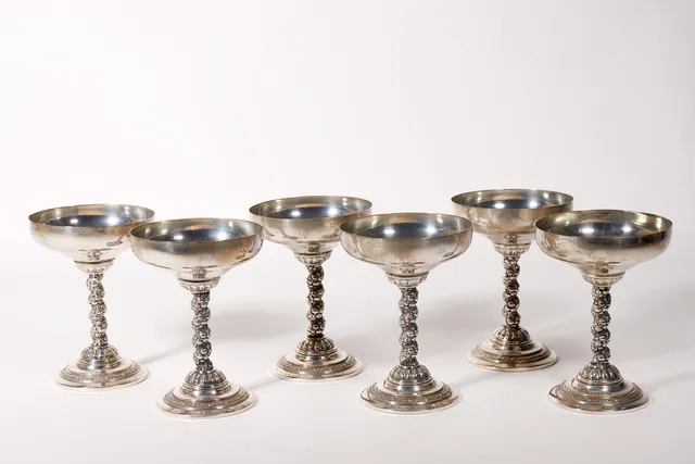 JUEGO DE SEIS COPAS. EN PLATA PUNZONADA.