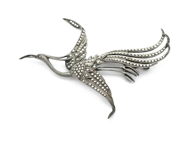 BROSCH, silver, markasiter, fågel, 8,5 x 6 cm, vikt 15,4 g, 2 markasiter saknas.