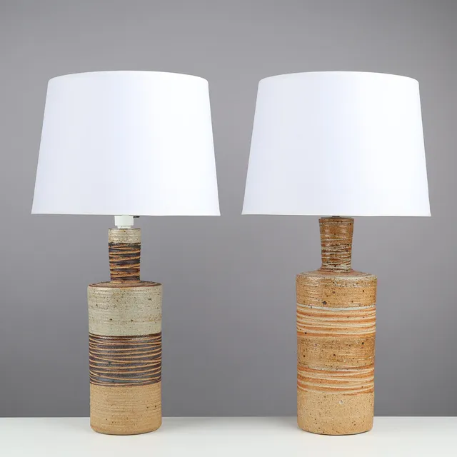 TUE POULSEN (F. 1939). A pair of large, bottle-shaped table lamps made of partly unglazed stoneware, own workshop in Hillerød, Denmark, 1960/70s, (2).