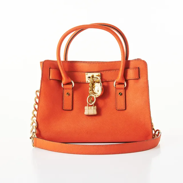 MICHAEL KORS. Väska & Mulberry nyckelring, väska: "Hamilton mini", orange saffianoläder, guldfärgade beslag, med axelrem samt handtag.