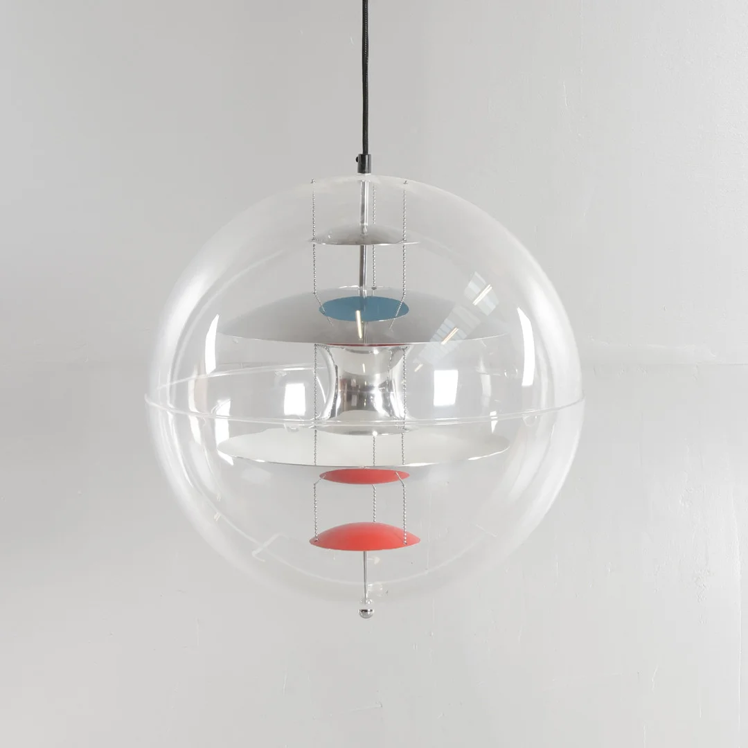 VERNER PANTON. “VP Globe”. Loftslampe med skærme af akryl, indvendigt ophæng med rød- og blålakerede aluminiumsskærme. Formgivet i 1969. Udført og mærket hos Frandsen Lighting. — Ceiling lights — Woxholt Auktioner
