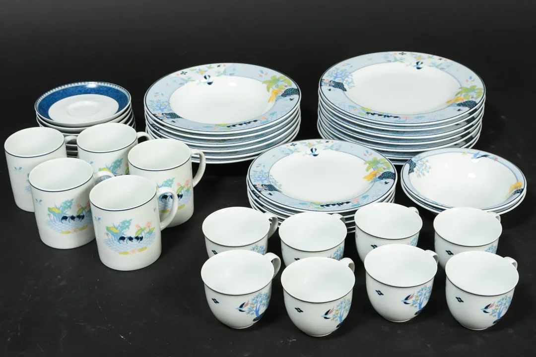 A. I. Blue Garden & Pillivuyt Maeva. Diverse dele stel (41) — Glass, porcelain and ceramics/Dinnerware, tea sets, coffee sets — Lauritz