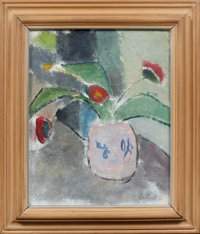 KARIN PARROW. TILLSKRIVEN. Stilleben med röda blommor i vas. Olja på duk, monogramsignerad.