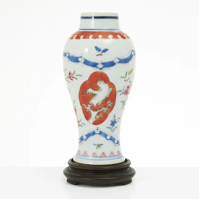 VAS, porslin, Kina, Qianlong (1736-1795), balusterformad, famille rose, dekor av kartusch med fågel i sepia och järnoxid samt strödda blomsterkvistar i emaljfärger.