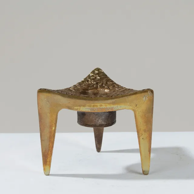 DANSK DESIGN. Trebenet lysestage af messing, ca. 1960'erne.