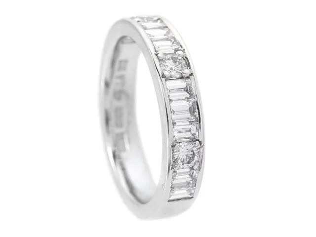 STRÖMDAHLS, alliansring, 18K vitguld, briljant - och baguetteslipade diamanter 1,42 ctv, TW/VS-SI, stl 17,75 mm, vikt 6,8 g.