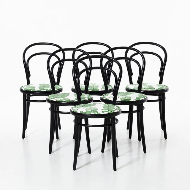 MICHAEL THONET. Stolar, "no 14", 6 st, för TON, brännmärkta, klädda i Josef Franks tyg " Celotocaulis", lin, signaturen Josef Frank på en stol.