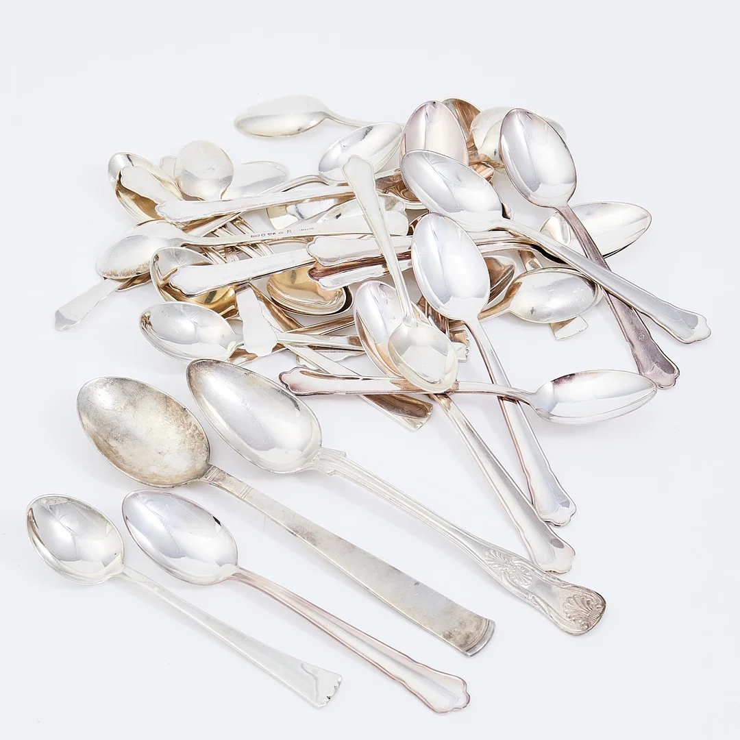 SILVERBESTICK, 32 dlr, "Chippendale", 12 kaffeskedar, 12 mockaskedar, "Diplomat", 6 mockaskedar, "Rosenholm" 1 efterrättssked "Engelsk snäck", 1 efterrättssked. — Silver — Stockholms Auktionsverk Sickla