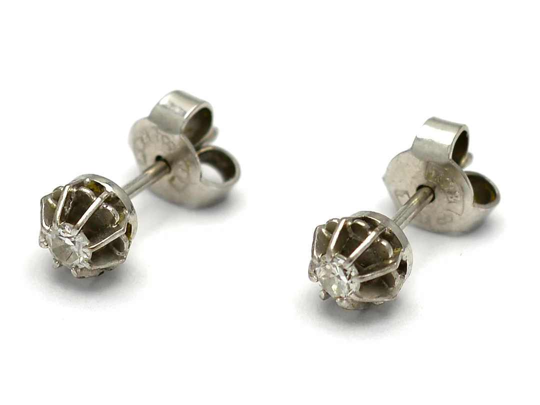 Örhängen 1 par vitguld 18K 1,7g med diamanter 2xca0,08ct, en diamant med ytlig skada — Smycken/Örhängen — Kaplans