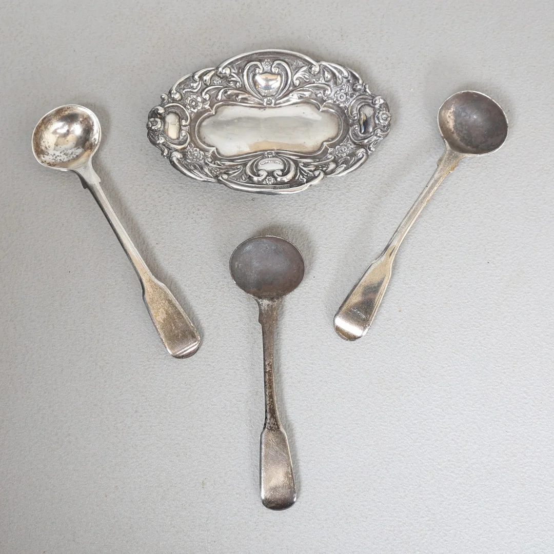 A SILVER PIN DISH, THREE GEORGE III SILVER SALT SPOONS (4). — Silver — Bishop & Miller