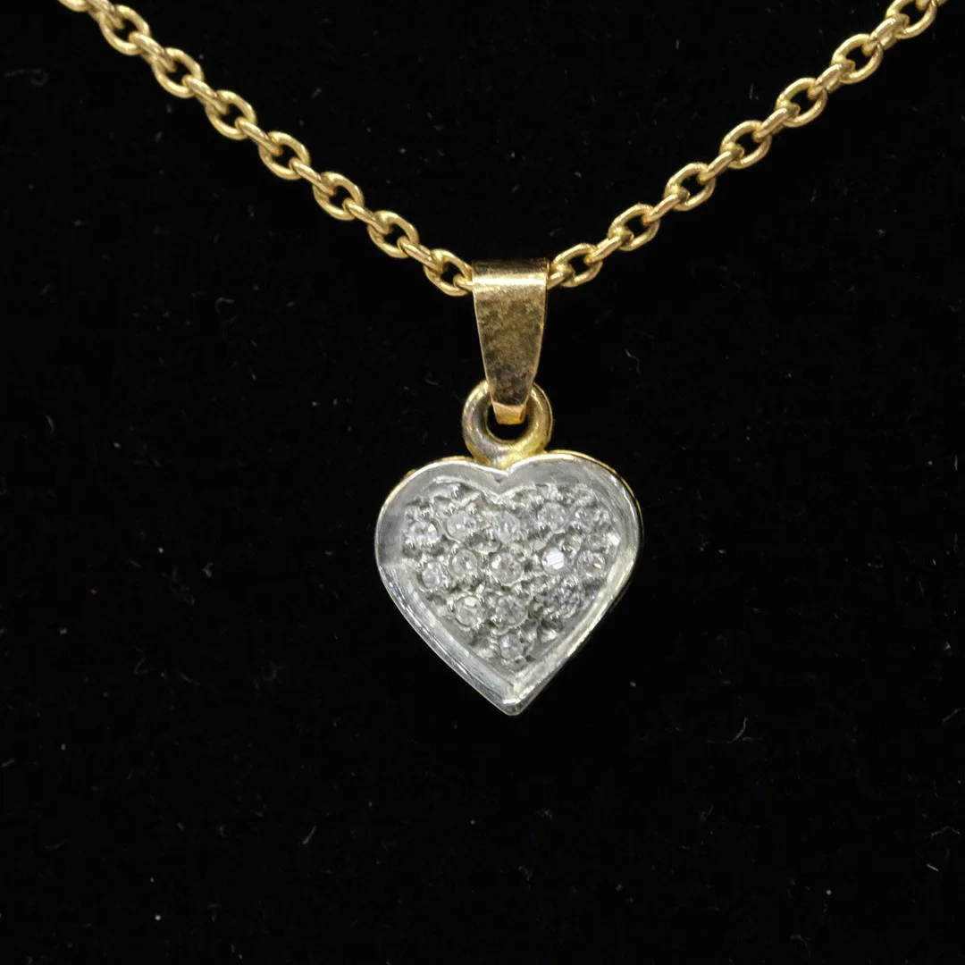 HÄNGE SAMT KEDJA, 18K GULD. — Brooches & Pendants — Björnssons Auktionskammare