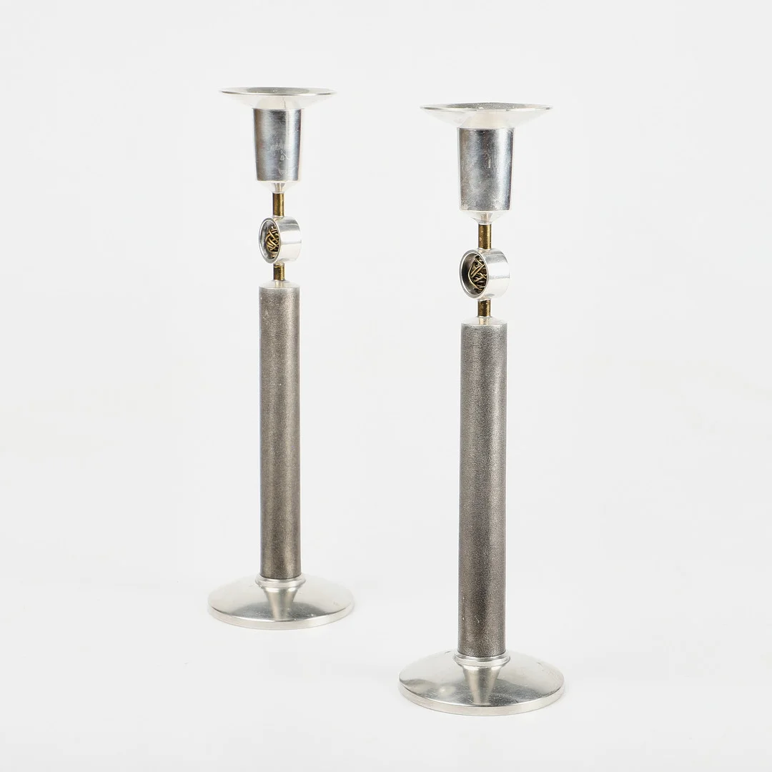MICKE BERGGREN. Ljusstakar, 1 par, tenn/metall, signerade. Böketofta Tenn. — Candlesticks — Helsingborgs Auktionskammare