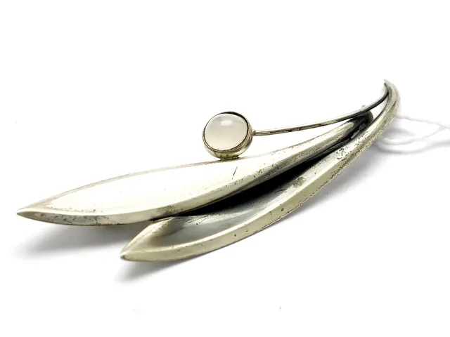 Brosch silver med sten något missfärgad Ca6,5cm Brv 4,7g
