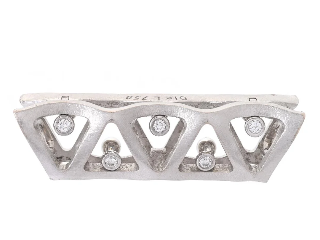 OLE LYNGGAARD, lås, Prisme, 18K vitguld, 10 briljantslipade diamanter ca 0,20 ctv, W/VS, längd 38 mm, vikt 14,2 g. — Smycken/Lås — Kaplans