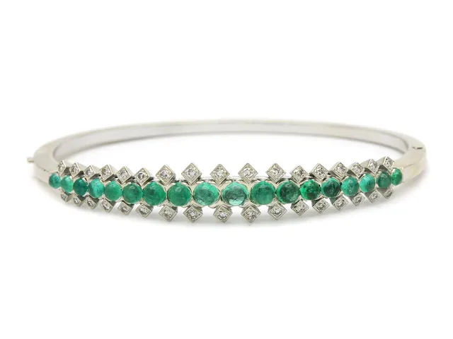 ARMRING, 18K vitguld, cabochonslipade smaragder, åttkantslipade diamanter ca 0,34 ctv W/VS, 6 x 5 cm, vikt 22,6 g.