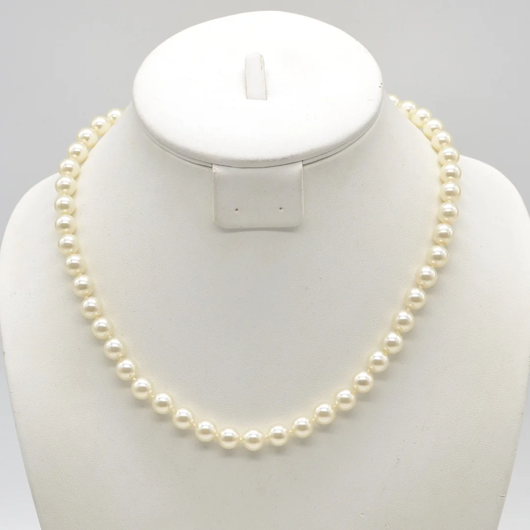 PERLENCOLLIER MIT IMITATPERLEN, WEISS, VERGOLDETER VERSCHLUSS, UM 1950, CA. 48 CM. — Necklace — Kunst- und Auktionshaus Kleinhenz