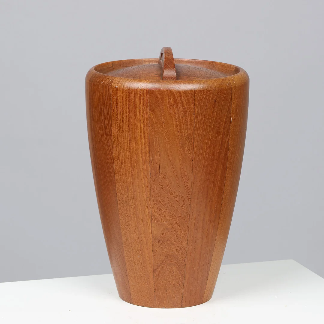 JENS HARALD QUISTGAARD. TILSKREVET. Isspand af teak og plastik, dansk producent, 1900-tallets anden halvdel. — Miscellaneous — Palsgaard Kunstauktioner