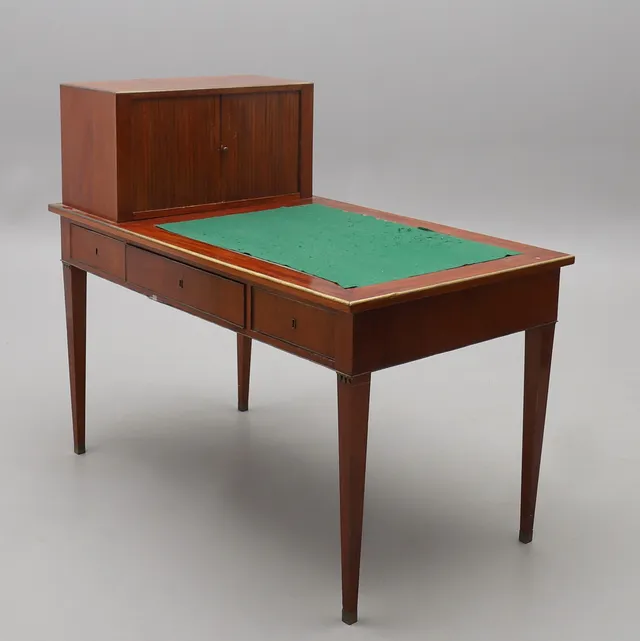 SKRIVBORD MED UPPSATS, sengustaviansk stil, mahogny med mässingsbeskag. omkring, 1900.