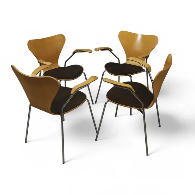 ARNE JACOBSEN. Karmstolar, lackad bok med textilklädd sittdyna, "Sjuan", för Fritz Hansen, Danmark, 4 stycken,1980-tal.