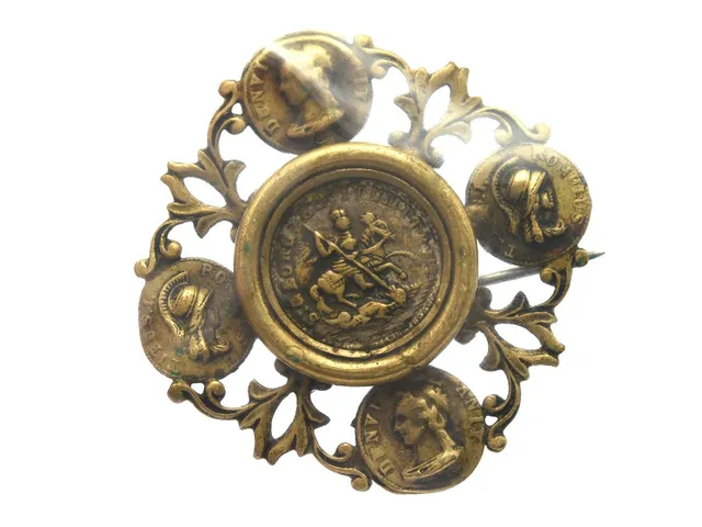 Brosch i oädelmetall 9,5g 45x45mm med plaketter