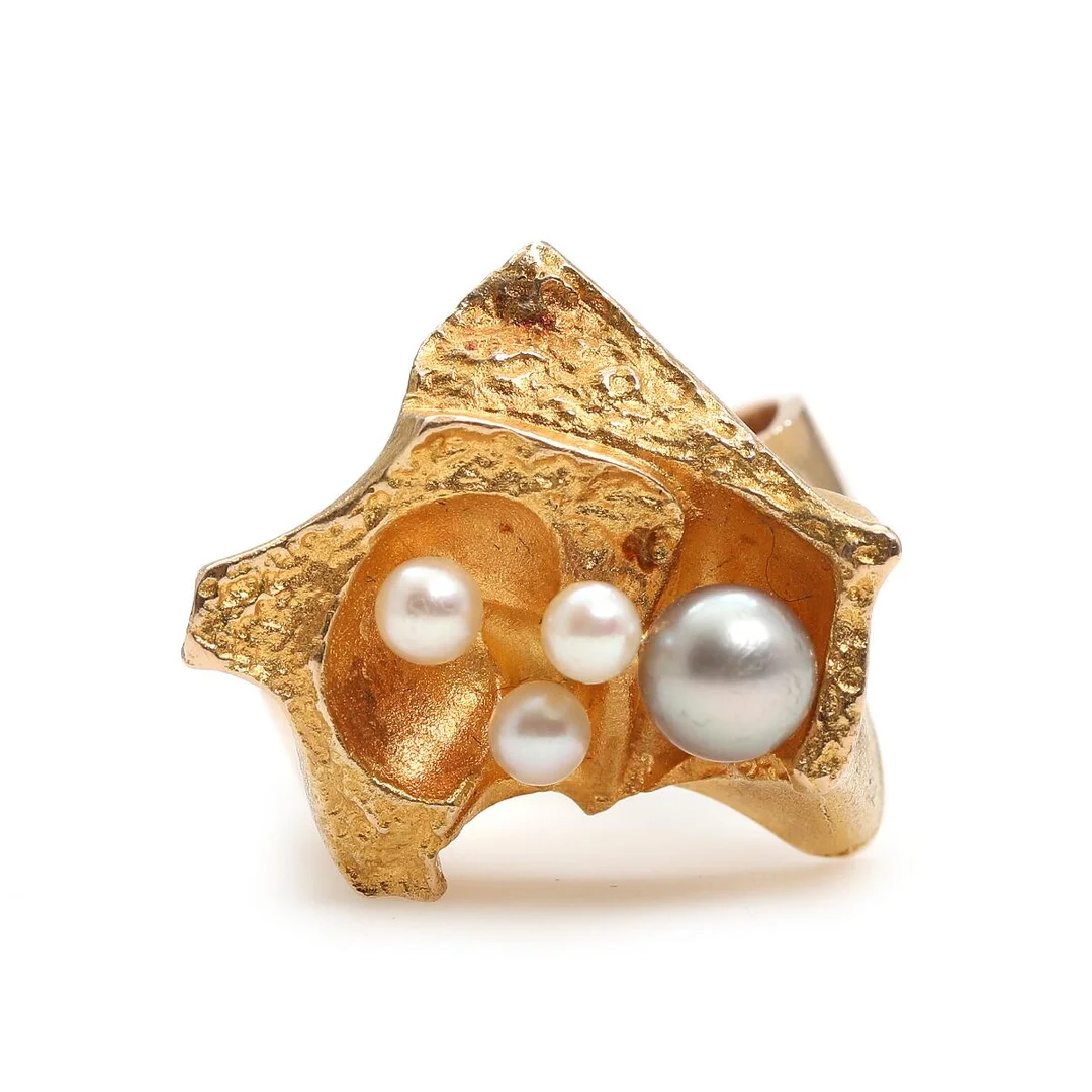Pearl ring set with four cultured pearls, mounted in 14k gold. Weight approximately 11 g. Pearl diameter 3–5.3 mm. Lapponia 1973. Size 57. — Jewellery/Rings — Bruun Rasmussen