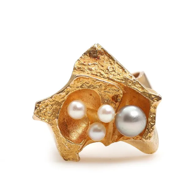 Pearl ring set with four cultured pearls, mounted in 14k gold. Weight approximately 11 g. Pearl diameter 3–5.3 mm. Lapponia 1973. Size 57.