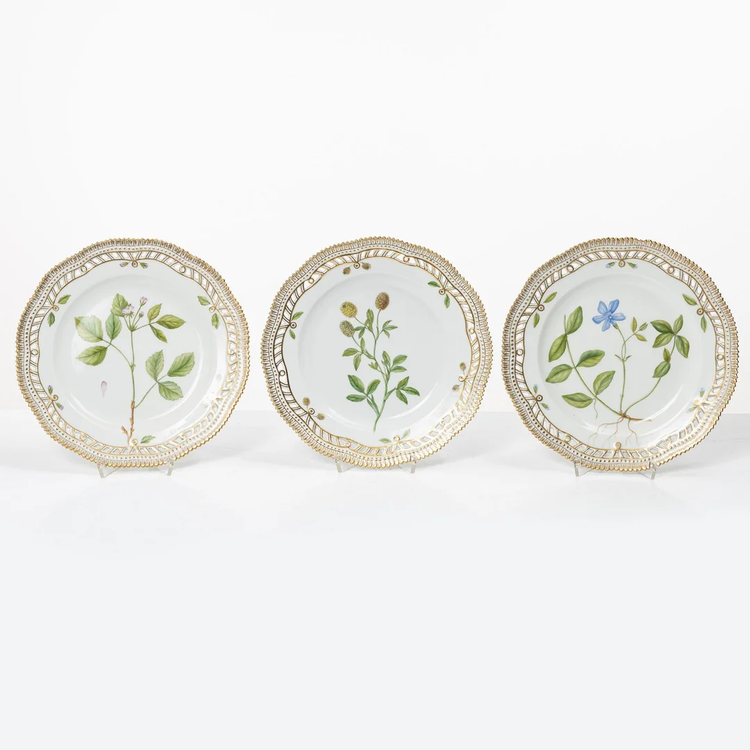 Royal Copenhagen, 'Flora Danica' tallrikar, 3 st, modell 3554, Danmark, 1900-talets andra hälft. — Keramik & Porslin/Skandinaviskt — Bukowskis