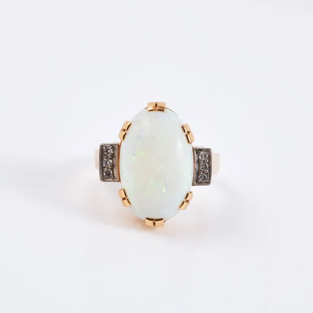 RING, 18 k guld, 1 cabochonslipad opal, flankerad av 6 åttkantslipade diamanter, Garmland Atelje, Katrineholm 1955.
