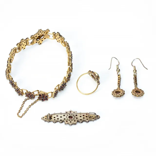 BROSCH, ÖRHÄNGEN, RING samt ARMBAND, silver samt fasettslipade granater.