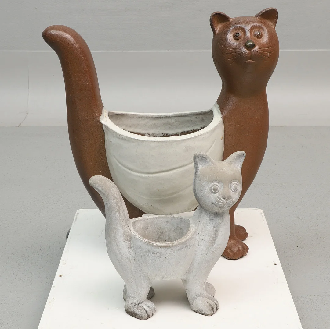TRÄDGÅRDSKRUKOR, 2 st, stengods/betong, i form av katter, 1900/2000-tal. — Garden Sculptures & Urns — Ekenbergs Auktioner