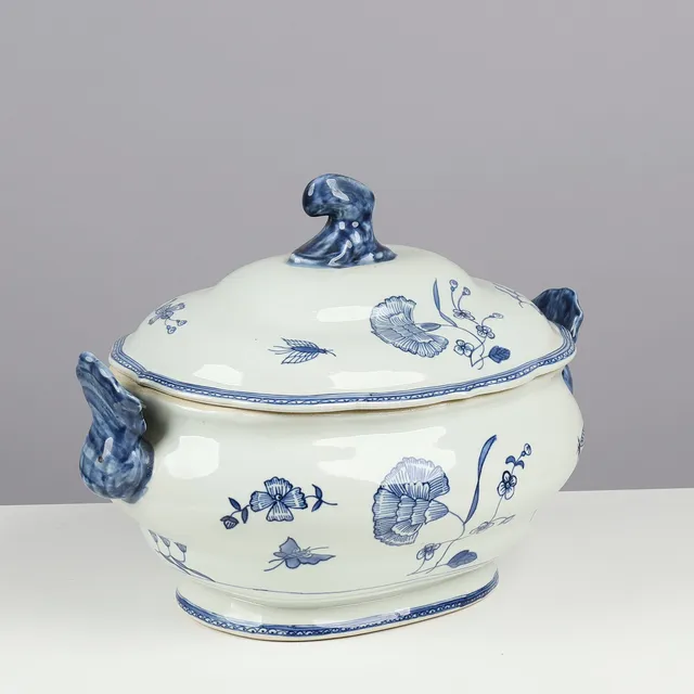 Ikea og Riksantikvarieämbetet, håndmalet terrin 'Nejlika' i 1700 talsstil, 20 årh.