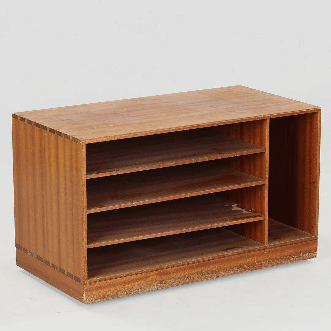 MOGENS KOCH (1918-92). Rud Rasmussen snedkerier, mindre modul af massiv mahogni med 5 rum. — Cupboards, Cabinets & Shelves — Palsgaard Kunstauktioner
