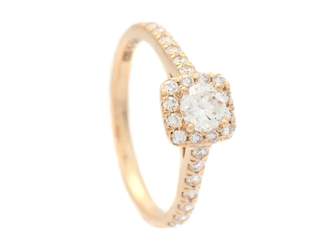 RING, 18K guld, briljantslipad diamant ca 0,28 ct, TW/VS, 26 briljantslipade diamanter ca 0,33 ctv, ca TW-W/VVS-VS, stl 16,5 mm, vikt 2,5 g. — Smycken/Ring — Kaplans