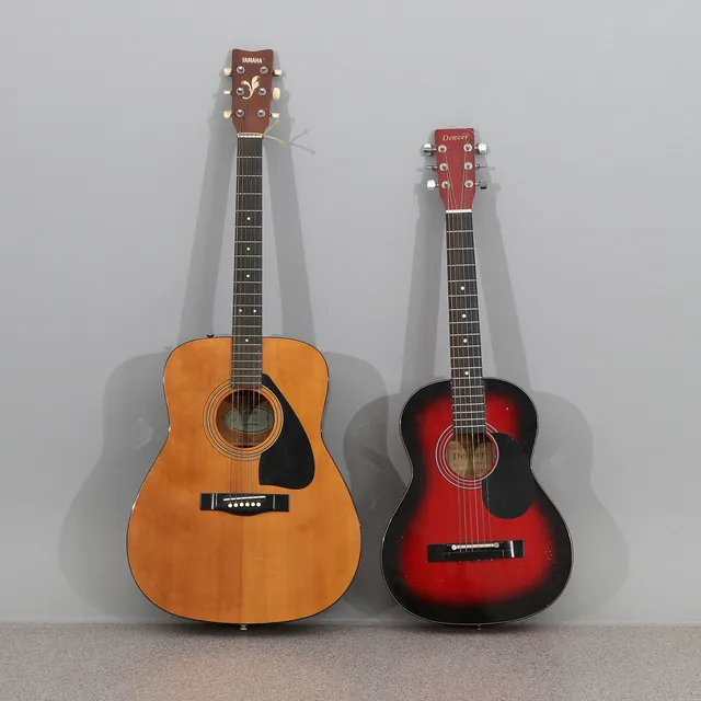 AKUSTISKA GITARRER, TVÅ ST. Yamaha resp. Denver. Samtida tillverkning.
