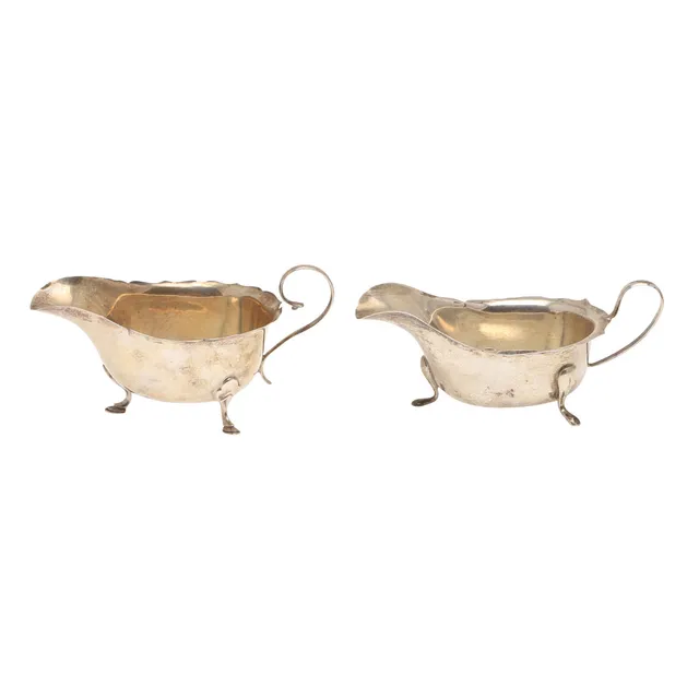 A NEAR PAIR OF EARLY 20TH CENTURY SILVER SAUCE BOATS.