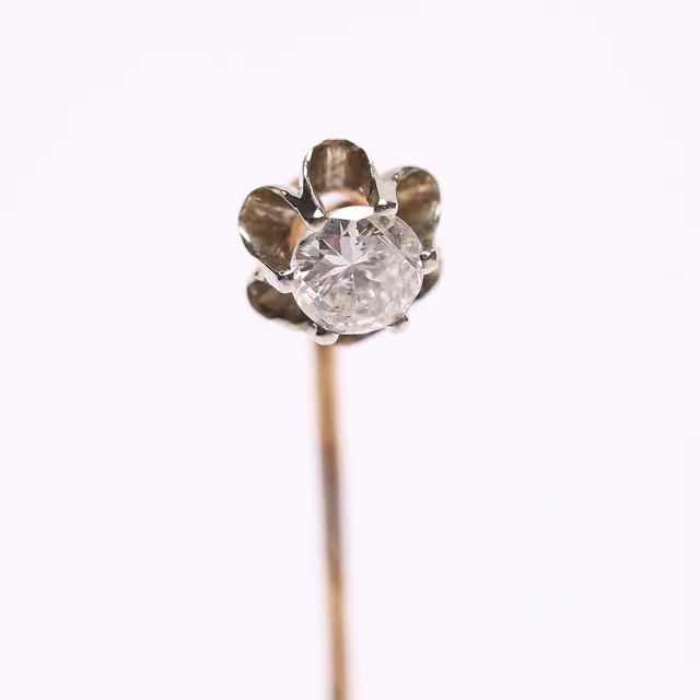 KRÅSNÅL, 18K guld, med diamant. Vikt ca 1.2gram.
