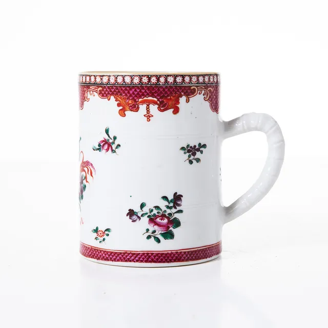 STOP, porslin, Kina, Qianlong (1736-1795), cylinderformad, famille rose, europeiserande dekor av blomsterbukett och strödda blommor i emaljfärger och järnoxid.