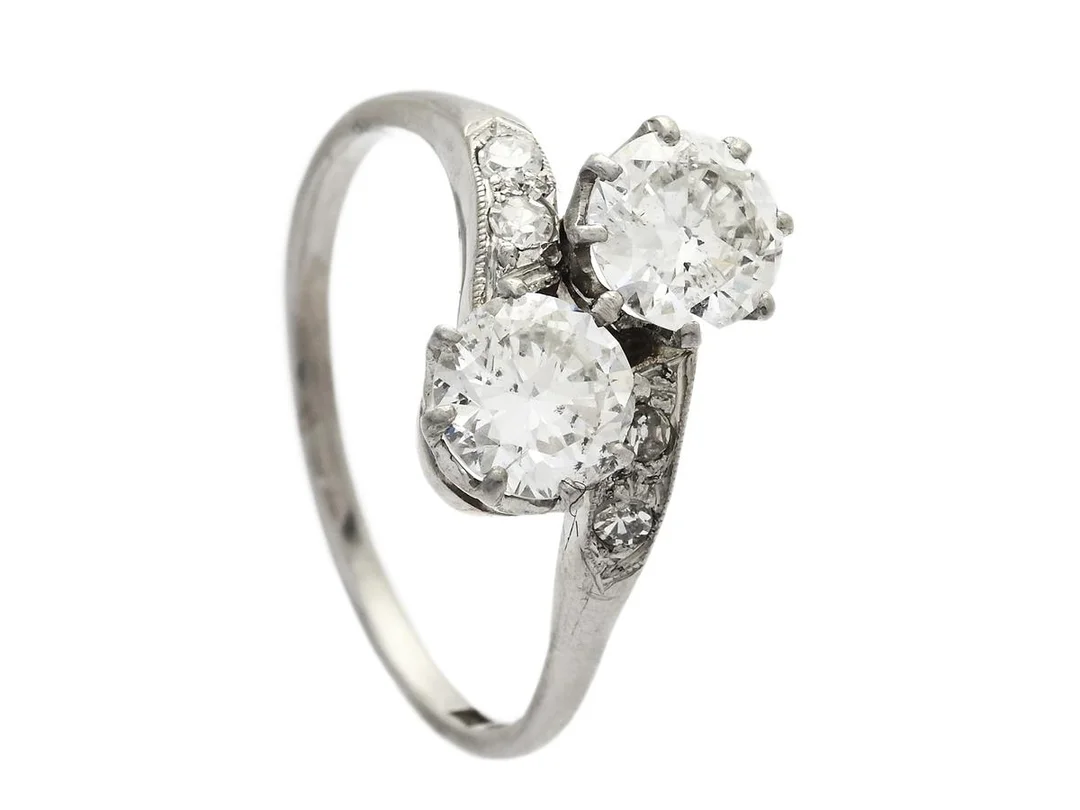 SYSKONRING, platina, 2 äldre briljantslipade diamanter ca 1,20 ctv, ca W/P1, 4 åttkantslipade diamanter ca 0,12 ctv, Stockholm 1939, stl 17,75 mm, vikt 4,1 g. — Smycken/Ring — Kaplans
