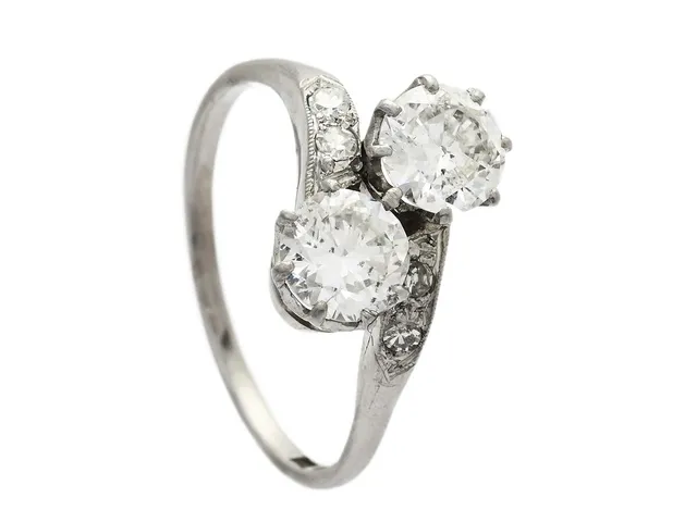 SYSKONRING, platina, 2 äldre briljantslipade diamanter ca 1,20 ctv, ca W/P1, 4 åttkantslipade diamanter ca 0,12 ctv, Stockholm 1939, stl 17,75 mm, vikt 4,1 g.