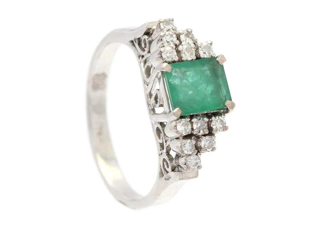 RING, låghaltigt vitguld ca 11K, smaragd, åttkantslipade diamanter, stl 17,5 mm, vikt 4,5 g. — Smycken/Ring — Kaplans