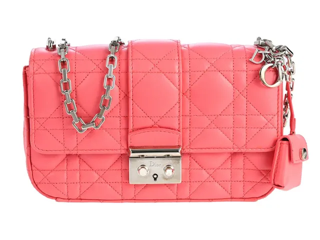 DIOR, VÄSKA, Miss Dior Clutch, rosa Cannage lammskinn, silverfärgade beslag, 19x11x4 cm, märkt 18-MA0113, år 2013, nyckel, cert, slitage på kanter. Good Condition.