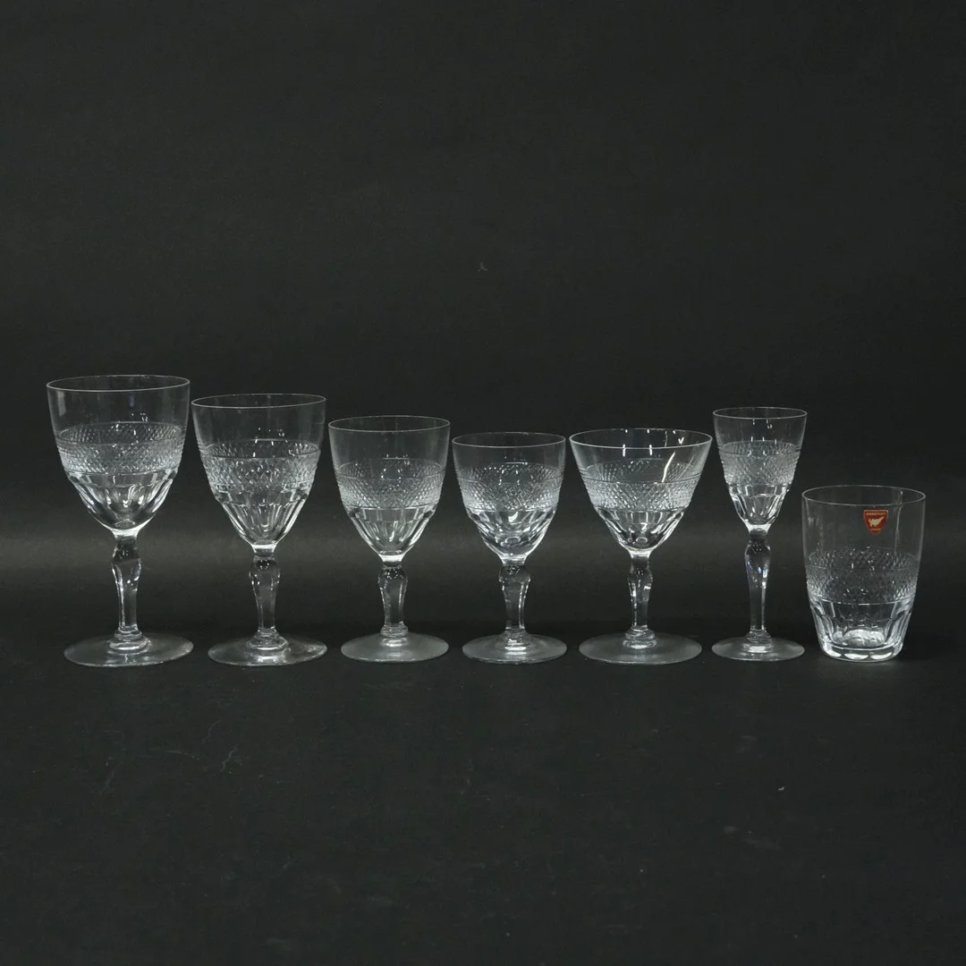 EDWARD HALD. ORREFORS, GLASSERVISDELAR "RIO", 83 DELAR. — Utility glass — Björnssons Auktionskammare