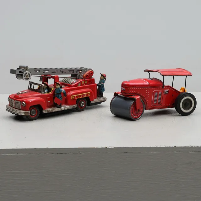 LEKSAKER, 2 st, brandbil och ångvält, plåt, Tin Toy/Tippco.