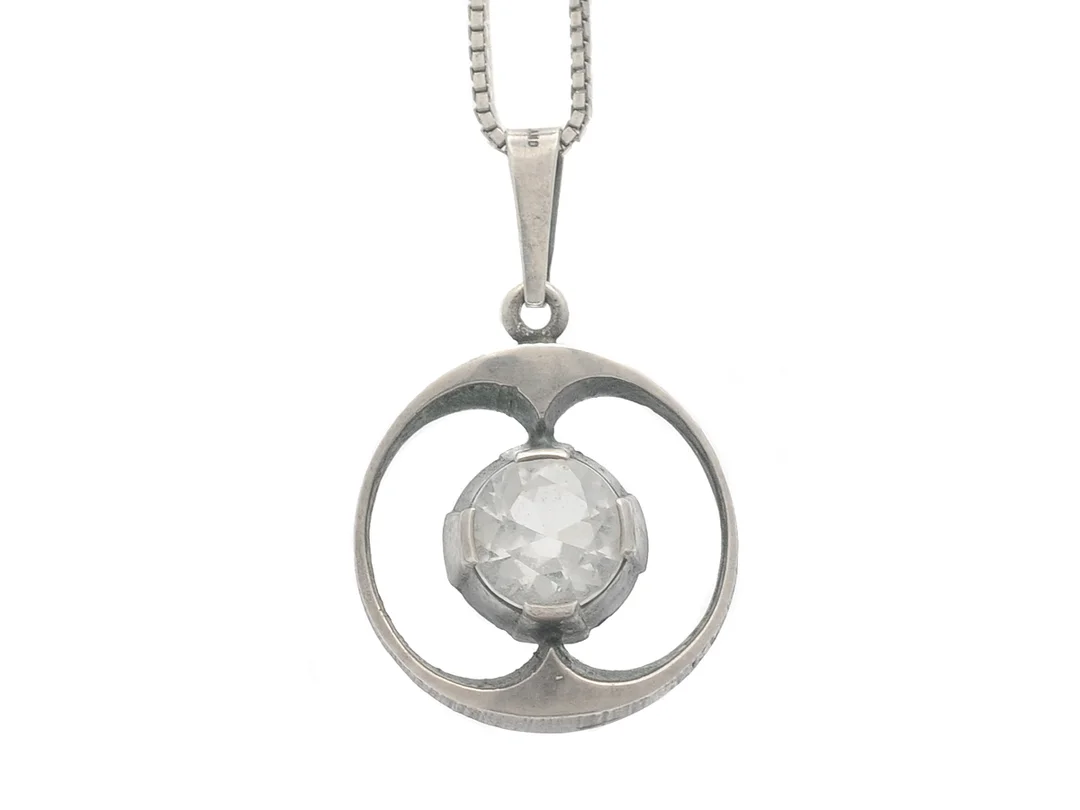 STEN & LAINE, hänge/kedja, sterlingsilver, bergkristall, Finland 1974, hängets mått 2,5 x3,9 cm, längd 38,5 cm, vikt 8 g. — Smycken/Hänge med kedja — Kaplans