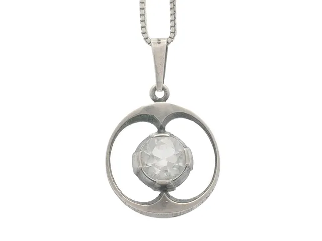 STEN & LAINE, hänge/kedja, sterlingsilver, bergkristall, Finland 1974, hängets mått 2,5 x3,9 cm, längd 38,5 cm, vikt 8 g.