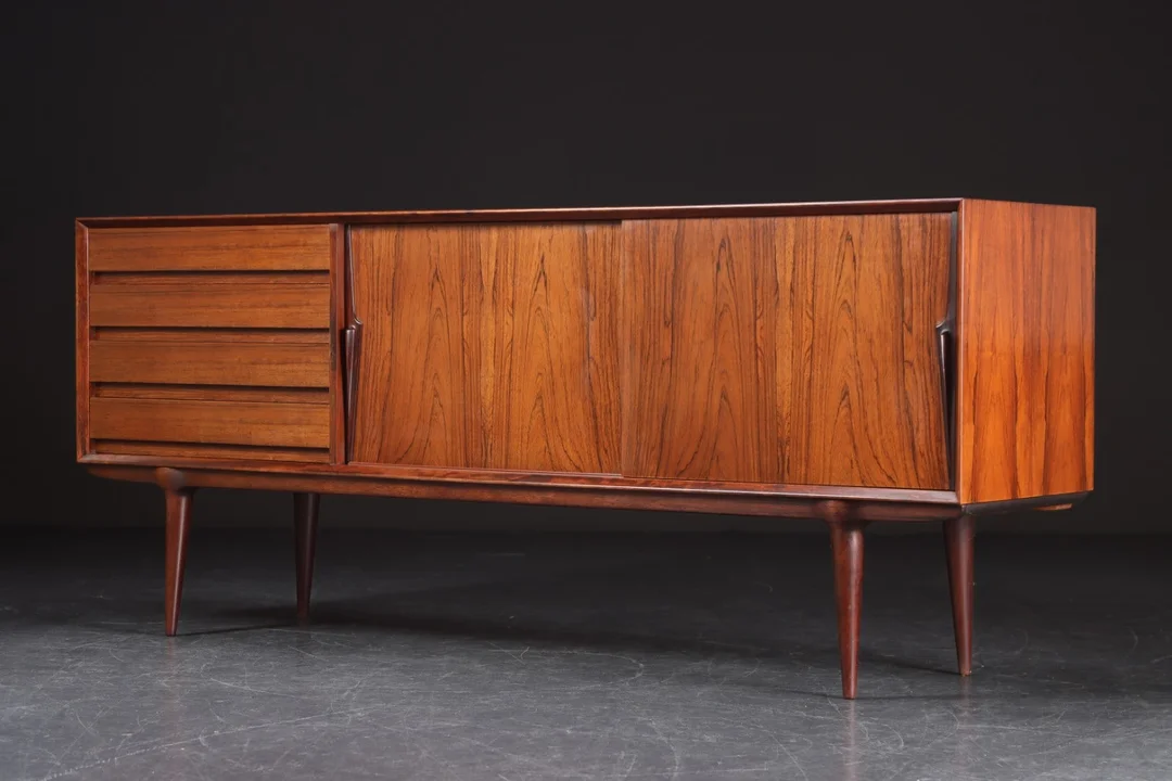 Omann Junior for Omann Jun.'s Møbelfabrik. Low rosewood sideboard, model no. '18' — Furniture/Cabinets, chests of drawers — Lauritz